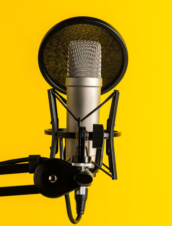 Mikrophon vor gelben Hintergrund